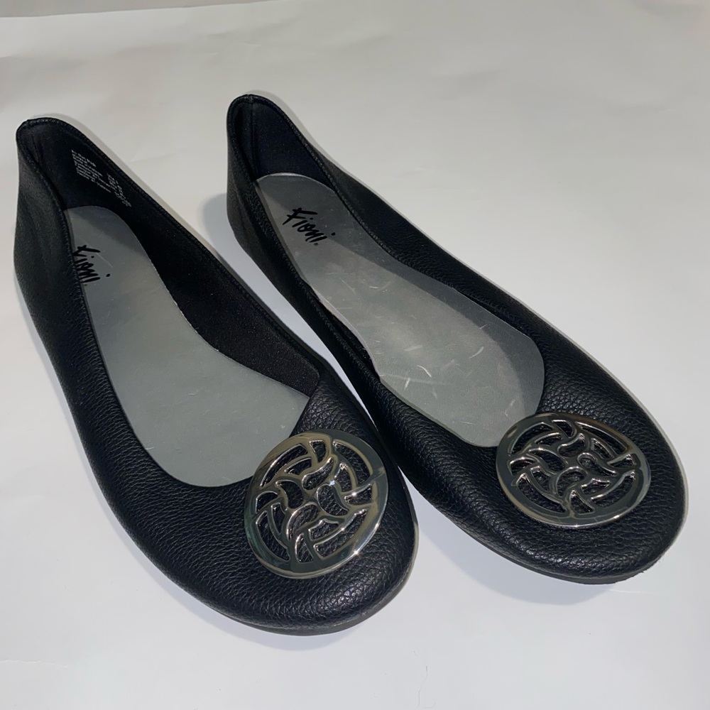 Fiona women’s flats black with silver accent size 8